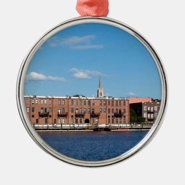 Ornement Rond Argenté Façade d'une rivière de Wilmington OR (Devant)