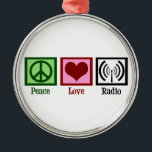 Ornement Rond Argenté Radio d'amour de paix<br><div class="desc">Un signe de paix,  coeur,  et une image d'émetteur radioélectrique. Grand cadeau pour un disc-jockey.</div>