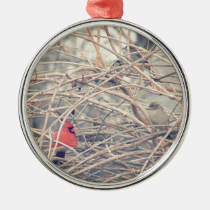 Ornement Rond Argenté Rouge dans un hiver triste par angelandspot.