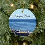 Ornement rond de Virginia Beach<br><div class="desc">Cet ornement de porcelaine ronde présente une image de la plage de Virginia Beach, en Virginie. L'emplacement est écrit sur le dessus de l'image ; au contraire sur un arrière - plan bleu clair est un détail amusant - les coordonnées géographiques. Communiquez avec moi par l'intermédiaire de Zazzle si vous...</div>