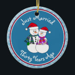Ornement Rond En Céramique 30e anniversaire Cadeau amusant Couple de neige<br><div class="desc">Notre beau couple de gens de la neige sont habillés pour le froid dans leurs foulards, mitaines et chapeau de Noël rouge. Message amusant "Juste marié", peu importe la durée de votre famille ou de vos amis célébrant le mariage. Ajoutez leur nom et une date de mariage d'un an pour...</div>