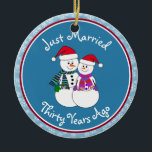 Ornement Rond En Céramique 30e anniversaire Cadeau amusant Couple de neige<br><div class="desc">Notre beau couple de gens de la neige sont habillés pour le froid dans leurs foulards, mitaines et chapeau de Noël rouge. Message amusant "Juste marié", peu importe la durée de votre famille ou de vos amis célébrant le mariage. Ajoutez leur nom et une date de mariage d'un an pour...</div>