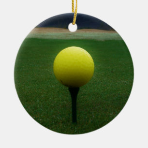 Ornement Rond En Céramique Boule de golf jaune sur un terrain de golf de