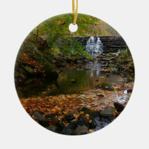 Ornement Rond En Céramique Cascade automnale et Creek Pennsylvania Nature