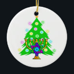 Ornement Rond En Céramique Chanukkah et Noël<br><div class="desc">Hanoukka et Noël est ensemble parfait pour les familles interconfessionnelles qui célèbrent les deux vacances. Comporter un menorah de chanukah devant un arbre de Noël mettant en évidence l'esprit des vacances.</div>