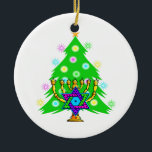 Ornement Rond En Céramique Chanukkah et Noël<br><div class="desc">Hanoukka et Noël est ensemble parfait pour les familles interconfessionnelles qui célèbrent les deux vacances. Comporter un menorah de chanukah devant un arbre de Noël mettant en évidence l'esprit des vacances.</div>