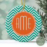 Ornement Rond En Céramique Chevrons d'Emeraude et d'Orange Personnalisé Tripl<br><div class="desc">Un design géométrique audacieux dans des couleurs fraîches et joyeuses. Si vous devez ajuster les monogrammes,  cliquez sur le bouton customiser et apporter des modifications.</div>