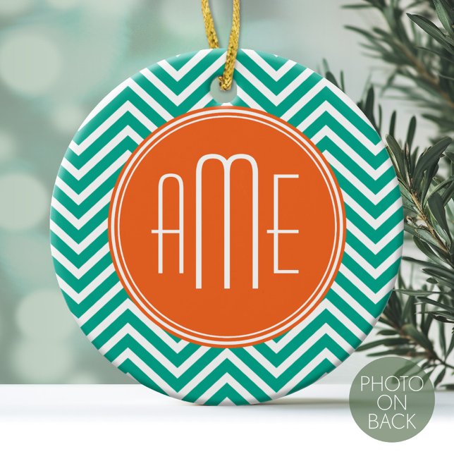 Ornement Rond En Céramique Chevrons d'Emeraude et d'Orange Personnalisé Tripl (Personalized Photo Ornament with Monogram)