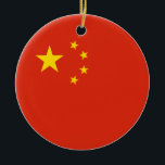 Ornement Rond En Céramique Chine - Drapeau chinois<br><div class="desc">Drapeau national de la République populaire de Chine Le chinois est de couleur rouge avec une grande étoile et quatre étoiles plus petites en haut à gauche. On l'appelle parfois le "drapeau rouge cinq étoiles". Il a été adopté en 1949, et a un ratio 2:3. Notez que toute distorsion dans...</div>