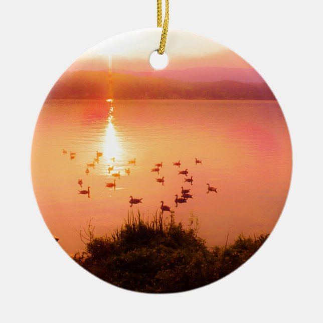 Ornement Rond En Céramique Coucher de soleil rose et de lac de pêche (Devant)