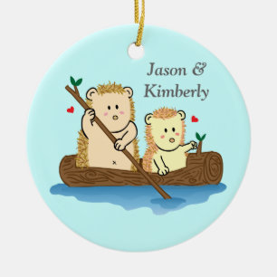 Ornement Rond En Céramique Couple de hérissons mignons sur bateau en bois