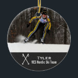 Ornement Rond En Céramique Coutume Nordic Cross Country Skiing Photo Collage<br><div class="desc">Ce montage photo nordique de ski de fond comprend votre photo(s) et 2 lignes de texte personnalisé - ajoutez le nom de votre équipe de ski et/ou le nom du skieur. Des bâtons de ski traversés en cendres complètent le design. Idéal pour un cadeau de fin de saison "all team"...</div>