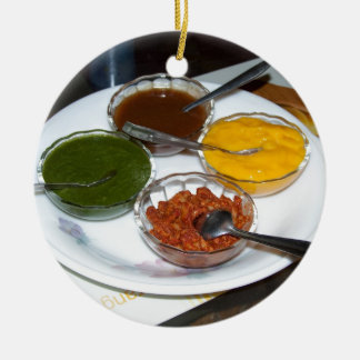 Ornement Rond En Céramique Différentes épices indiennes dans des cuvettes