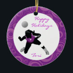 Ornement Rond En Céramique Digger personnalisé VolleyBall<br><div class="desc">Célébrez votre passion pour le volley-ball avec notre ornement de fille Digger. Personnalisez-le avec un sentiment, un nom et une note personnelle et il sera certainement chéri pour les années à venir! L'ornement présente un graphique de filles de volley-ball en train de creuser, Happy Holidays et les joueurs se nomment...</div>