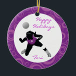 Ornement Rond En Céramique Digger personnalisé VolleyBall<br><div class="desc">Célébrez votre passion pour le volley-ball avec notre ornement de fille Digger. Personnalisez-le avec un sentiment, un nom et une note personnelle et il sera certainement chéri pour les années à venir! L'ornement présente un graphique de filles de volley-ball en train de creuser, Happy Holidays et les joueurs se nomment...</div>