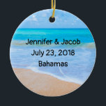 Ornement Rond En Céramique Extraordinaire Beach Tropical Scene Photo Mariage<br><div class="desc">Un ornement personnalisé avec vos infos mariages avec une photo d'une scène bleu clair océan avec des vagues douces le long d'un bord de mer et du sable brun doux. Un ciel bleu avec des nuages moelleux au loin. Un paysage marin tropical idyllique.</div>