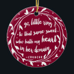 Ornement Rond En Céramique Fiançailles personnalisé | Hollyberry<br><div class="desc">"Va, petit anneau, à ce même doux qui a mon coeur dans son domaine." Ce magnifique ornement de keepsaké présente la citation romantique de Chaucer en brosse blanche élégante sur un arrière - plan de baies rouges parfait pour les vacances. Personnalisez facilement le dos avec les noms du couple heureux...</div>
