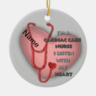 Ornement Rond En Céramique Infirmière en soins cardiaques à cœur rouge
