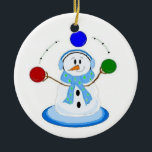 Ornement Rond En Céramique Jongler Snowman<br><div class="desc">Un bonhomme de neige cool qui jongle avec des boules colorées de rouge,  bleu et vert. Tout enveloppé dans ses oreilles et son foulard.</div>
