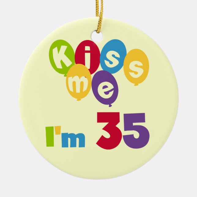 Ornement Rond En Céramique Kiss Me I'm 35 Anniversaire T-shirts et GIfts (Devant)