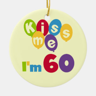 Ornement Rond En Céramique Kiss Me I'm 60 Anniversaire Tshirts et cadeaux