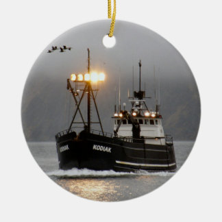 Ornement Rond En Céramique Kodiak, bateau de crabe dans le port néerlandais,