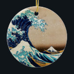Ornement Rond En Céramique La grande vague par le Japonais vintage de Hokusai<br><div class="desc">La grande vague outre de Kanagawa (神奈川沖浪裏) est une copie vintage de bois de graveur d'ukiyo-e par l'artiste japonais Katsushika Hokusai,  fait un jour ou l'autre entre 1829 et 1832 - d'abord de la série des trente-six vues du mont Fuji.</div>