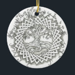 Ornement Rond En Céramique La vie dans le Celtic Design<br><div class="desc">Les arbres étaient un lien avec le monde des esprits et des ancêtres, des entités vivantes et des portes vers d'autres mondes. L'arbre le plus sacré de tous était le chêne, qui représentait l'axe mundi, le centre du monde. Le nom celtique pour chêne, dour, est l'origine du mot porte -...</div>