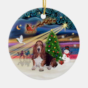 Ornement Rond En Céramique Magie de Noël - Basset Hound
