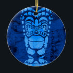 Ornement Rond En Céramique Makapuu Beach Hawaiian riant Tiki Batik<br><div class="desc">Un design tiki riant avec une texture batik partout. Ce tiki rappelle les motifs utilisés dans les chemises vintages aloha dans les années 40 et 50. Ce design se décline en plusieurs couleurs.</div>