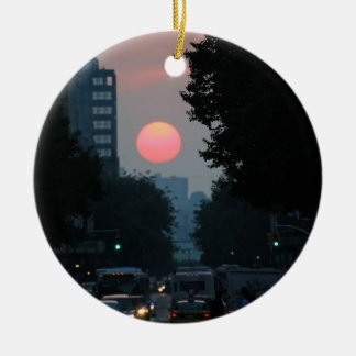 Ornement Rond En Céramique Manhattanhenge : soleil couchant rose orange