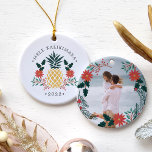 Ornement Rond En Céramique Mele Kalikimaka | Photo de Noël hawaïenne<br><div class="desc">L'ornement de Fêtes présente une illustration d'ananas de Noël flanquée de fleurs de poinsettia rouges et de saints verts, avec le message de Noël hawaïen "Mele Kalikimaka" courbé ci-dessus. Personnalisez avec l'année pour une tenue de vacances tropicale chic, et ajoutez une photo préférée à l'envers, entourée de loraux et branches...</div>