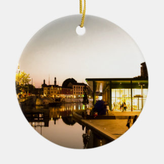 Ornement Rond En Céramique Milan donnant sur le canal