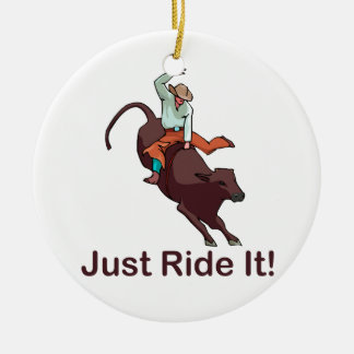 Ornement Rond En Céramique Montez-juste le cowboy et Taureau