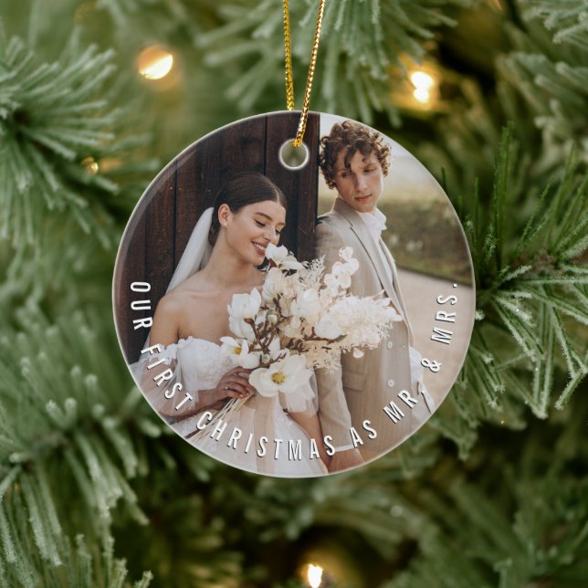 Ornement Rond En Céramique Mr & Mrs First Christmas Simple Text Circle Photo (Arbre)