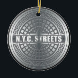 Ornement Rond En Céramique NYC du trou<br><div class="desc">NYC Streets Manhole Chemises, cadeaux et accessoires, apportés par Imagine That! Design situé au coeur de Manhattan, nous présentons notre design original d'une couverture de trou d'homme du début de New York avec les mots dans le centre, rue N.Y.C.. Ce design vintage cool est un cadeau parfait pour les New-Yorkais,...</div>
