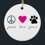 Ornement Rond En Céramique Pattes d'amour de paix<br><div class="desc">Signe, coeur et empreinte de patte de paix Cette conception de produit élégante de pattes d'amour de paix avec un signe de paix, un coeur et un empreinte de patte fait un cadeau unique pour des propriétaires et des amoureux des animaux d'animal familier, particulièrement chien et des propriétaires et des...</div>