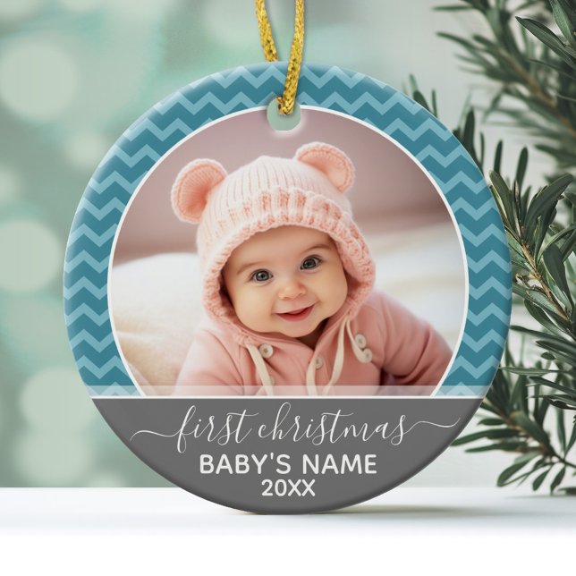 Ornement Rond En Céramique Photo Babys First Christmas - chevrons bleus gris (Personalized Photo Ornament - Baby's First Christmas)