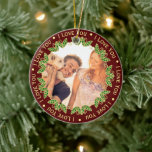 Ornement Rond En Céramique Photo et texte modifiable | Élégant Rouge & Or<br><div class="desc">Des ornements adorables à accrocher à l'arbre ou à donner en cadeau. Ajoutez simplement votre photo de famille préférée, la photo d'un proche, ou même un portrait d'animal de compagnie et customisez le texte autour de l'image, ou laissez-le comme il dit : "Je vous aime". De mignons cadeaux personnalisés que...</div>