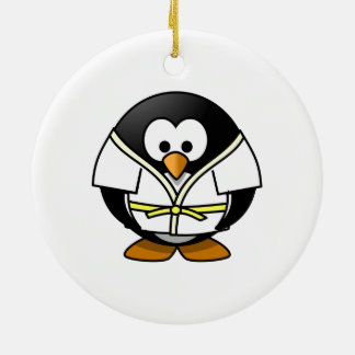 Ornement Rond En Céramique Pingouin de judo de bande dessinée