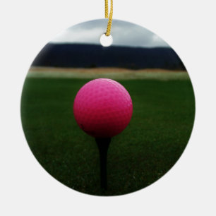 Ornement Rond En Céramique Pink Golf Ball sur un terrain de golf de montagne