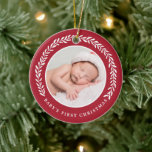 Ornement Rond En Céramique Premier Noël du bébé Wreath Elegant | Photo<br><div class="desc">Créez un garde spécial pour le tout premier Noël de bébé avec ce décor photo élégant! Il présente une jolie couronne de laurier blanche entourant le modèle photo en forme de cercle. Les modèles textuels sont inclus au verso pour le nom du bébé et l'année.</div>