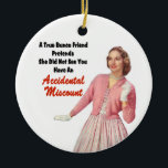 Ornement Rond En Céramique Rétro Bunco vintage drôle<br><div class="desc">Le rétro ornement vintage drôle de conception graphique de bunco comporte une reine délicieuse de Bunco avec son équipement rose et gants blancs. Le texte lit "un véritable ami de Bunco la feint ne vous a pas vus avoir une erreur de calcul accidentelle". Vous savez que ce qu'est il comme...</div>