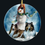 Ornement Rond En Céramique Rough Collie avec Snowman Christmas<br><div class="desc">Belle rude collie art de Noël. Merveilleuses idées cadeaux de marchandises de vacances pour les amoureux de Collie sur votre liste d'achats. Les produits de Noël incluent des cartes,  ornements,  sweat - shirts à capuche,  sweatshirts,  plus. Offrez-vous des cadeaux de Noël ou offrez-vous !</div>