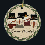 Ornement Rond En Céramique Snow Mania Snowman Keepsaké Orament<br><div class="desc">Quatre bonhomme de neige et le texte qui dit "Mania de neige !" sur un gardien de robe de vacances en porcelaine ronde,  vous êtes sûr d'aimer pour les années à venir!</div>