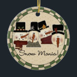 Ornement Rond En Céramique Snow Mania Snowman Keepsaké Orament<br><div class="desc">Quatre bonhomme de neige et le texte qui dit "Mania de neige !" sur un gardien de robe de vacances en porcelaine ronde, vous êtes sûr d'aimer pour les années à venir!</div>