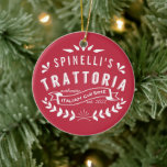 Ornement Rond En Céramique Trattoria italienne | Vintage Logo du restaurant R<br><div class="desc">Besoin du cadeau parfait pour l'incroyable cuisinier italien dans votre vie? Ne cherchez plus ! Notre ornement de Noël rouge et blanc permet à votre bien-aimé d'être le chef exécutif de leur propre trattoria italienne. Design inclut "[Nom] Trattoria, Authentic Italian Cuisine, Etabli [année]". Customisez le dos avec l'année pour un doux...</div>