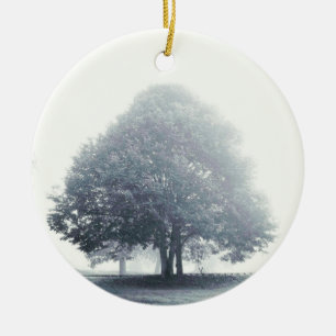 Ornement Rond En Céramique Un arbre dans le brouillard