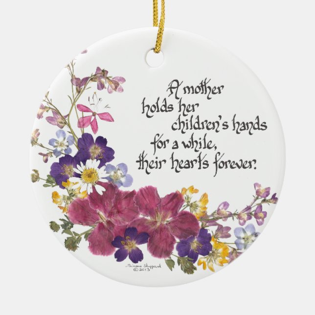 Ornement Rond En Céramique Une mère tient le coeur d'un enfant (Devant)