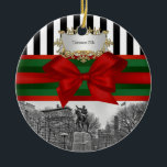 Ornement Rond En Céramique Union Carré Park Winter NYC Blk Wht Strp Xmas #2R<br><div class="desc">Union Carré NYC en hiver, Black & White Stripe, Red & Green Ribbon Ornement personnalisable avec une vue noir et blanc sur le parc Union Carré de New York en hiver, légèrement recouvert de neige. Il comprend également un motif rayé noir et blanc, un ruban rouge et vert, un arc...</div>